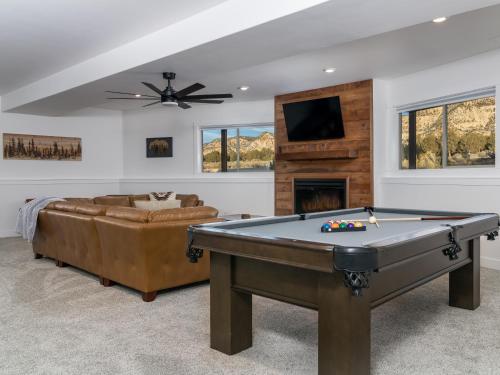 奥德维尔Copper Rock Ridge- Luxury, Pool Table, Hot Tub between Zion and Bryce的客厅配有台球桌和沙发