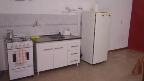 奥拉瓦里亚Mi Lugar的厨房配有白色冰箱和水槽