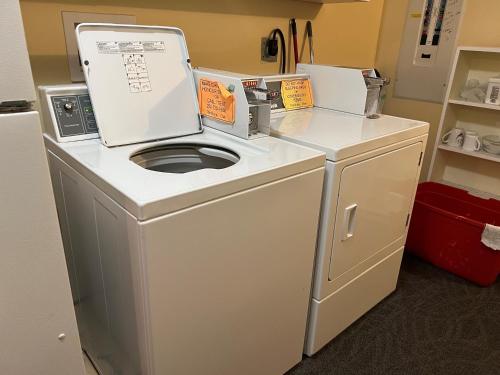 艾伯尼港Char's Landing Hostel的客房内的白色洗衣机和烘干机