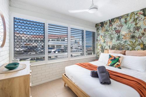 扬巴The Springs - oceanstays的一间卧室设有一张大床和窗户