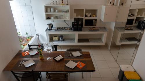 雷焦卡拉布里亚XENIA LUXURY ROOMS的一间小厨房,内设一张木桌