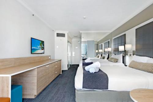 黄金海岸Deluxe Twin Studio in Surfers Paradise的一间酒店客房,设有两张床和电视