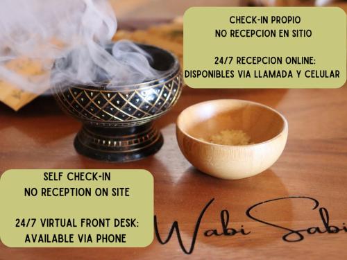 佩达西镇Casa Wabi Sabi的碗旁的一碗烟