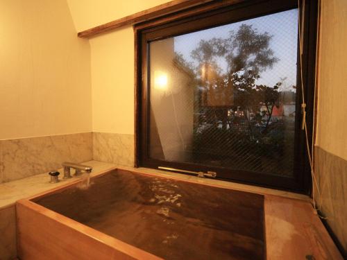 嬉野市大正屋日式旅馆的浴缸上方设有大电视
