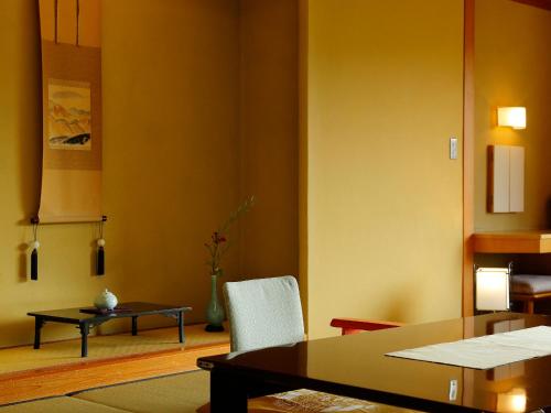 嬉野市大正屋日式旅馆的客厅配有桌子和椅子