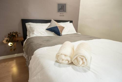 巴特沃思M12 Homestay, Butterworth的一间卧室配有带毛巾的床