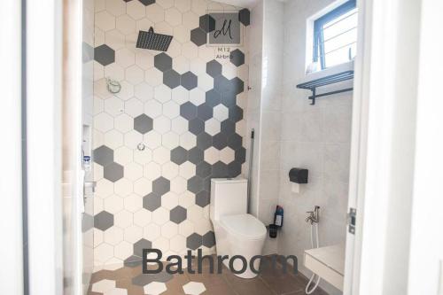 巴特沃思M12 Homestay, Butterworth的浴室配有白色卫生间和淋浴。
