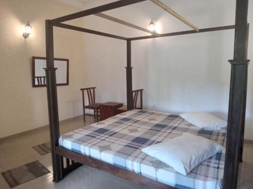 Kalutara NorthCandle House的一间卧室,卧室内配有一张天蓬床