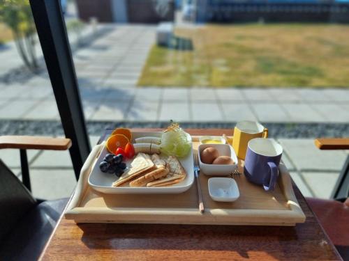 庆州Gyeongju Hwarangroo的桌上装有一盘食物的托盘