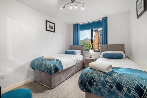 JesmondGreat North Getaways - Newcastle upon Tyne的一间卧室设有两张床和窗户。