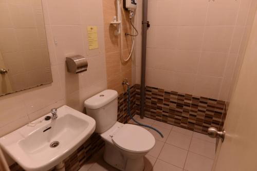 迪沙鲁Desaru Penawar Inn的一间带卫生间和水槽的浴室