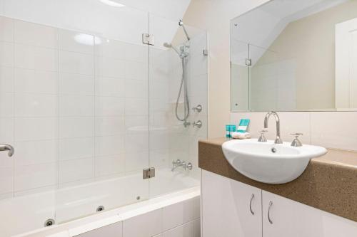 BroadwaterTides at 65 Cape View Resort的白色的浴室设有水槽和淋浴。