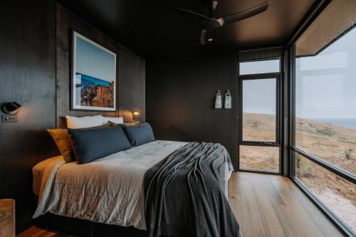Stokes BayWander on Kangaroo Island的一间卧室设有一张床和一个大窗户