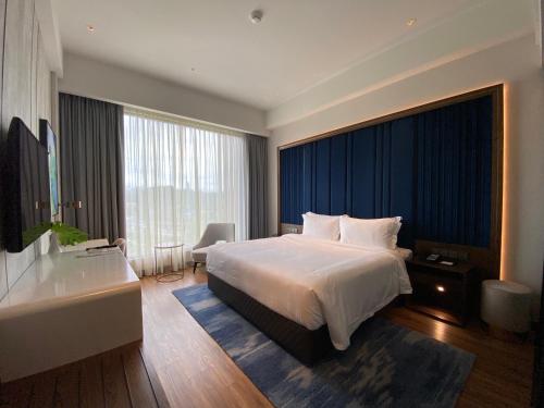 吉隆坡M 度假酒店的酒店客房带一张床、一个浴缸和一间卧室