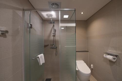 大邱Hotel Susung Spa Resort的一间带卫生间和玻璃淋浴间的浴室
