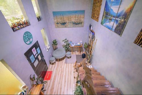 爱妮岛El Nido Family Room of hidden的客厅铺有带植物的木地板