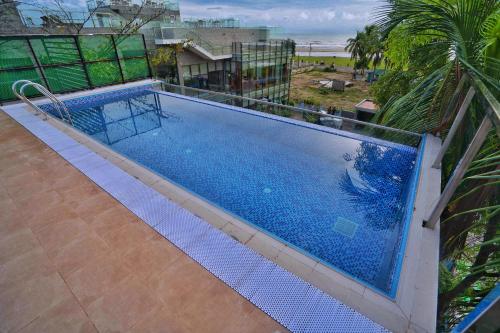库克斯巴扎DERA Resort & Spa的大楼顶部游泳池的顶部景色