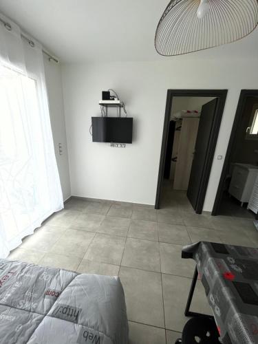 卢恰纳Maison T1 bis Corse的白色的房间,里面设有一张床和一张桌子