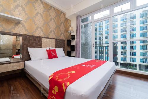 雅加达RedLiving Apartemen Puri Orchard - Prop2GO Home Tower Magnolia的一间卧室设有一张大床和一个大窗户