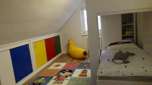 ZudarVilla Strandräuber的一间儿童卧室,配有一张床和一个玩具香蕉