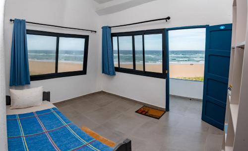 蓬塔杜欧鲁Ponta Mar Resort的一间卧室配有一张床,享有海滩美景