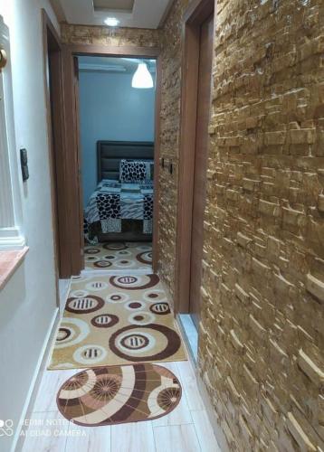 丹吉尔مشروع أشقار的走廊设有瓷砖地板和砖墙
