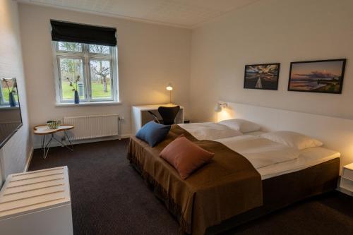 尤尔斯明讷Borre Knob konferencecenter的一间卧室设有一张大床和一个窗户。