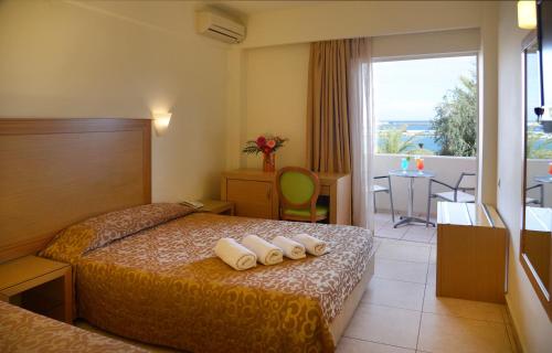 锡蒂亚伊塔诺斯酒店的酒店客房设有一张床和一个阳台。