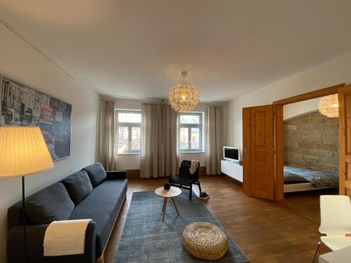 德累斯顿Apartments Dresden Neustadt Apartment LOUISE的带沙发和镜子的客厅