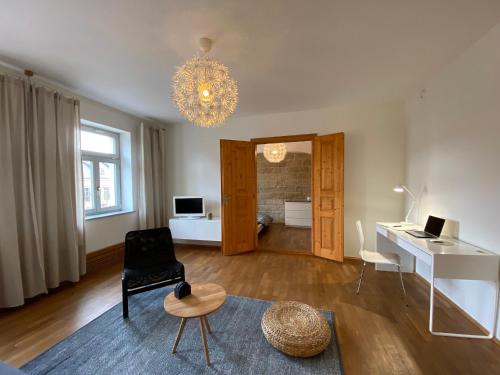 德累斯顿Apartments Dresden Neustadt Apartment LOUISE的客厅配有桌子和椅子