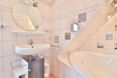 朗格奥Kiek rin bi Kati - Ferienwohnung 4的浴室配有盥洗盆和浴缸。