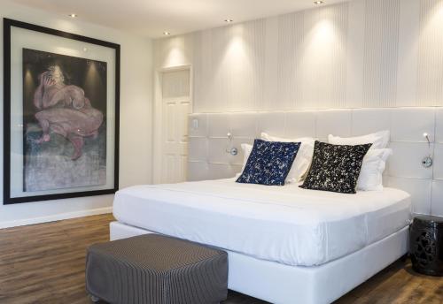 里约热内卢达科斯塔名誉酒店的一张大白色的床铺,位于一个画室
