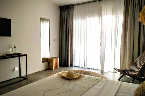 图杜可可住宿加早餐旅馆的一间卧室设有一张床和一个大窗户