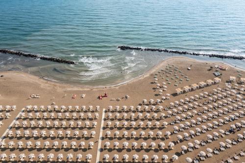 里米尼Rimini Family Village的海滩空中美景,配有遮阳伞