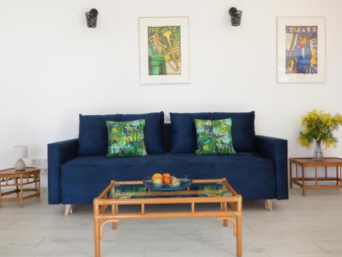 新堡Apartment Cézanne mit geheiztem Pool und Privatgarten的客厅配有一张蓝色的沙发,配有一张桌子
