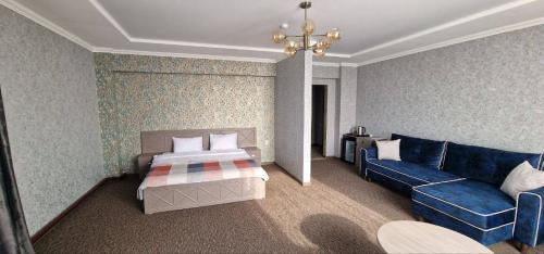 塞米伊Rooms Hotel Semey的酒店客房,配有床和沙发