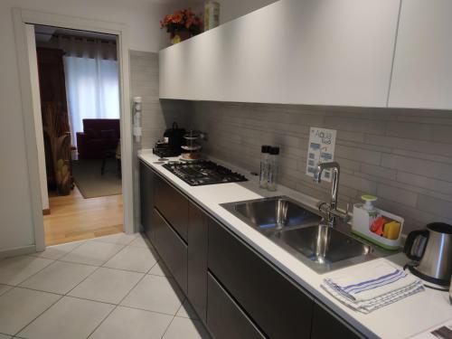 维罗纳Appartamento EmmeRosa, centro città, parcheggio的厨房配有水槽和炉灶