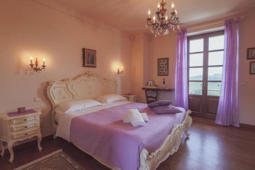 巴巴莱斯科滓斯特尔农家乐的一间卧室配有一张带紫色床单的床和窗户。