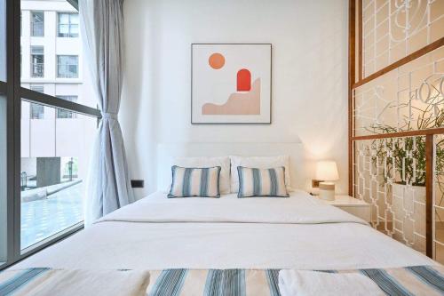 胡志明市Genius Apartment RiverGate Free Pool的一间卧室设有一张大床和一个窗户。