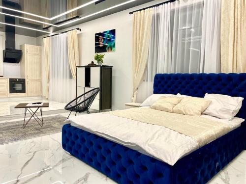 里加GRAND APARTMENT BALTEZERS的一间卧室,卧室内配有一张蓝色大床