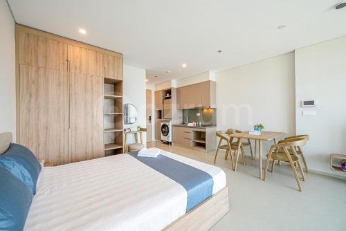 头顿Lucky House - Second Home in The Sóng Vũng Tàu的一间卧室配有一张床和一张桌子及椅子