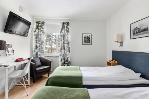 MalmköpingHotel Malmkoping; Sure Hotel Collection by Best Western的配有一张床和一张书桌的酒店客房