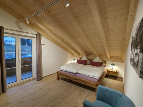 施万高ApartSchön的卧室配有床、椅子和窗户。