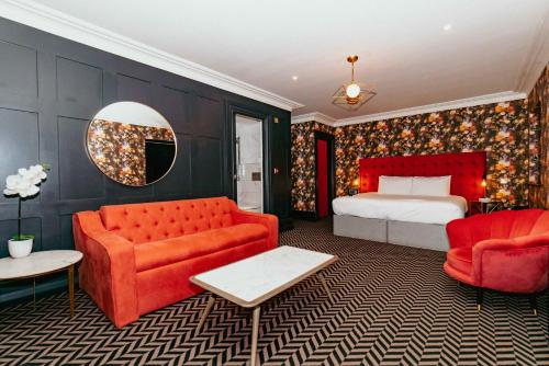 利物浦Lock and Key Boutique Hotel - Duke Street的一间卧室配有一张床、红色家具和镜子