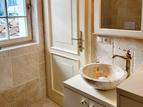比斯特拉Apartmán Provence Bystrá Chopok 1的一间带碗水槽和窗户的浴室
