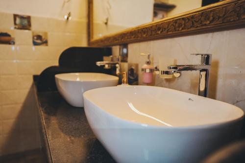 孟买GoSolo Stays的浴室设有白色水槽和镜子