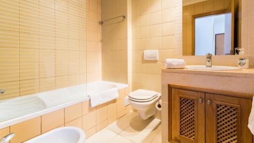 Central Albufeira Great Location的浴室配有盥洗盆、卫生间和浴缸。