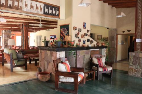 蒂尔卡拉Hotel Punta Corral的客厅配有椅子和壁炉
