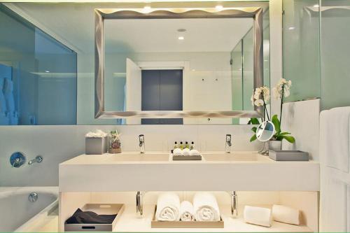 埃斯托利尔InterContinental Cascais-Estoril, an IHG Hotel的一间带两个盥洗盆和大镜子的浴室