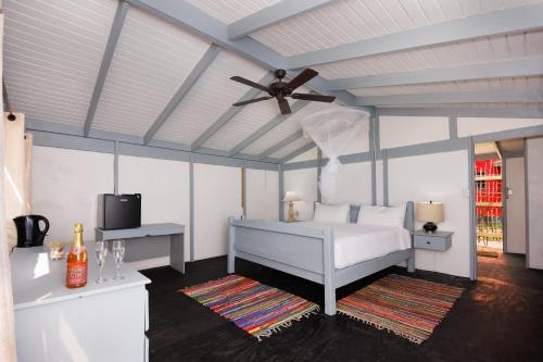 Conch Beach Cabins的一间卧室配有一张床和吊扇